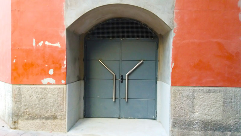 Puerta metálica de acceso