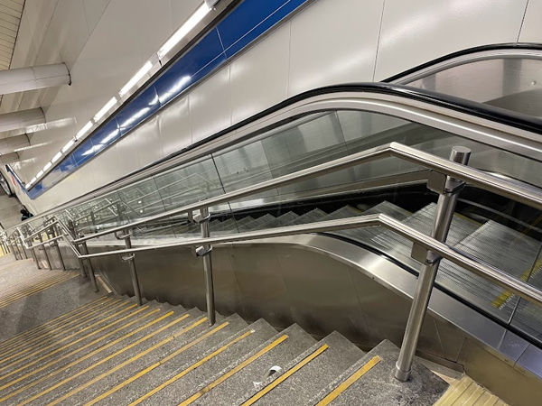 Barandilla metálica para escaleras del Metro de Madrid