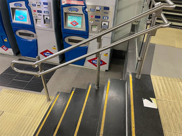 Barandilla metálica accesibilidad del Metro de Madrid